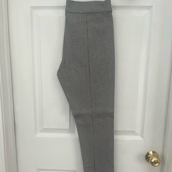 Women’s H&M black and white houndstooth, size 10 skinny leg stretch pants. - Picture 2 of 12